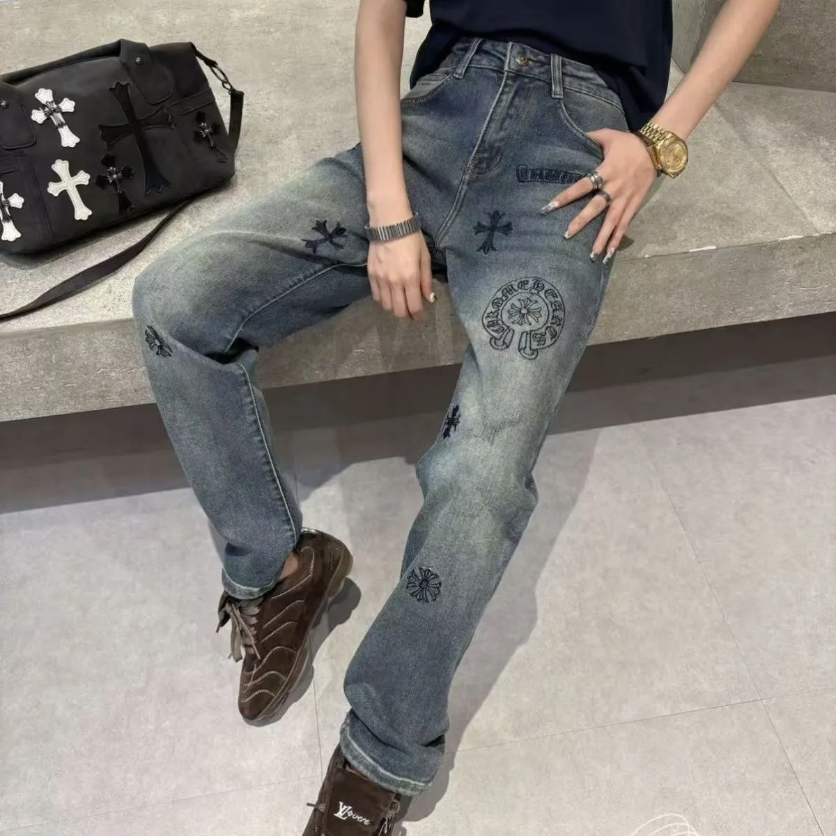 P176 Style No. Cc937 Chrome hearts high street embroidered jeans Chrome hearts vibe style versatile jeans are the most popular high street style at the moment. Made of beaded canvas fabric, heavy washing makes the upper body of the fabric more textured and the pants are tall and straight! The three-dimensional cutting of the whole trousers is a masterpiece! The beaded canvas fabric is thick and soft after washing. It has good breathability. Customized small leather label. Unique design. The details are in place, simple and elegant, and the workmanship is exquisite. The entire trousers are neatly routed and the details are in place! It’s so cool. It’s a genderless trend that both men and women can easily control. Color: Picture color. Sizes M-XXL